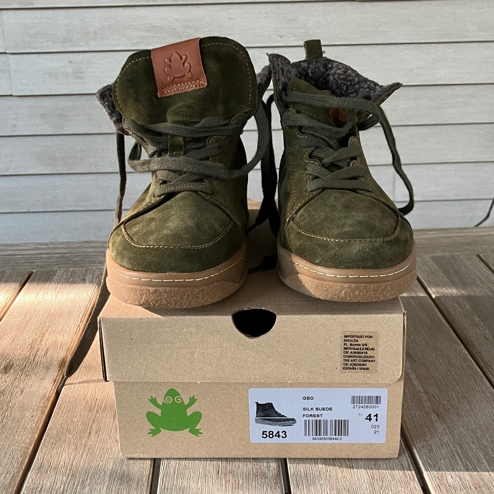 El Naturalista Boots size 41. Silk Suede Forest Green.